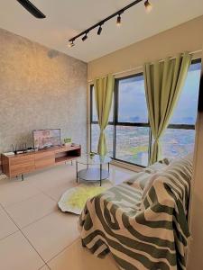 um quarto com uma cama e uma grande janela em KLCity 1BR Apartment SkyLounge em Kuala Lumpur