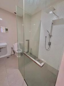 uma casa de banho com um chuveiro e um WC. em KLCity 1BR Apartment SkyLounge em Kuala Lumpur