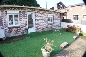 a small yard with a table and a chair at Studio indépendant in Ytres