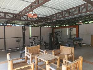 un gimnasio con sillas, una mesa y un piano en Pai happyvillage_yeon en Dhungpong