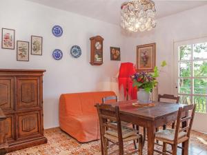 ein Esszimmer mit einem Tisch und einem Sofa in der Unterkunft Apartment in quiet and green environment with swimming pool in Modigliana