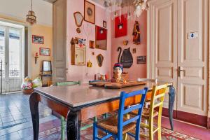 a dining room with a table and chairs at La Cot B&B in Catania