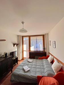 une chambre avec un grand lit et une grande fenêtre dans l'établissement Turris Ski House, à Borgata Sestriere