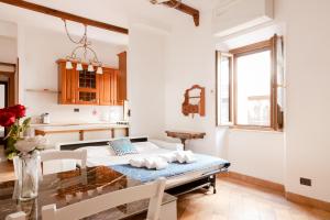 罗马Elegant & Quiet Apartment next to Colosseo的带桌子的厨房和餐厅