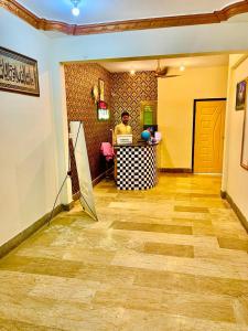 Zona de hol sau recepție la Hotel Inn Gulistan-e-Jhour