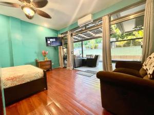TV a/nebo společenská místnost v ubytování Ngermid Oasis- 2 BD Master Suite