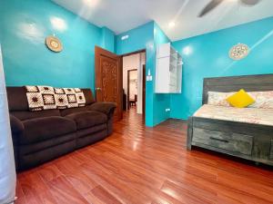 Rúm í herbergi á Ngermid Oasis- 2 BD Master Suite