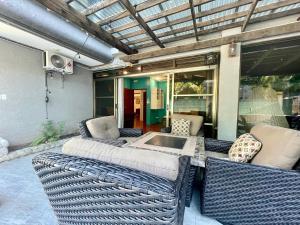 科羅的住宿－Ngermid Oasis- 2 BD Master Suite，庭院配有桌子和藤椅