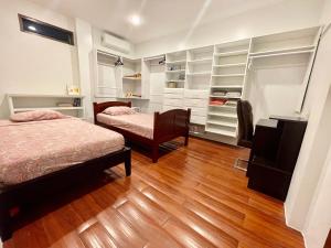 Rúm í herbergi á Ngermid Oasis- 2 BD Master Suite