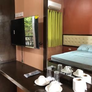 Alona Princess Suites في بنغلاو: غرفة بسرير ومرآة وطاولة