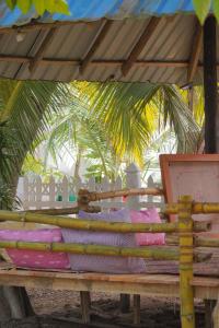 una pila de mantas sobre una mesa en Salty Garden, en Matara