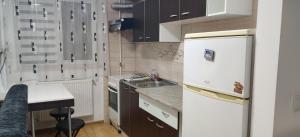 Kuchyň nebo kuchyňský kout v ubytování 3 camere, zona linistita, parcare privata