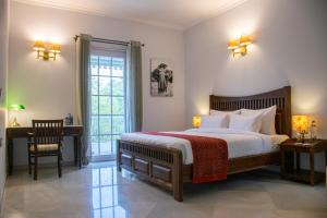 Postel nebo postele na pokoji v ubytování Naila Kothi - A Luxury Boutique Royal Suites in Jaipur