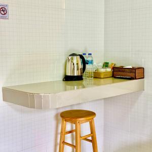 Ban Ko EnにあるChamil House (ชามิล เฮ้าส์)のカウンター(お茶セット、スツール付)