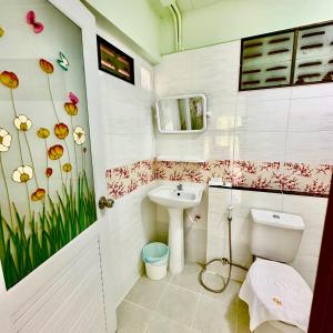 Baño pequeño con aseo y lavamanos en Chamil House (ชามิล เฮ้าส์), 