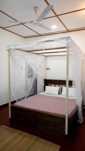 1 cama con dosel en una habitación en Salty Garden, en Matara