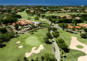 una vista aérea de un campo de golf en un complejo en Metro Golf Villa, en Paraíso