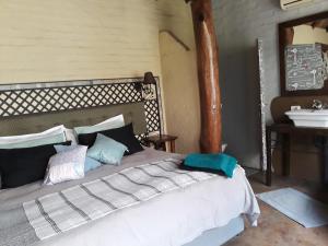 Giường trong phòng chung tại African Silhouette Guesthouse