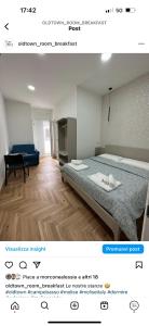 sypialnia z łóżkiem i niebieską kanapą w obiekcie B&b Old Town w mieście Campobasso