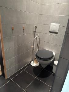 baño con aseo y asiento negro en Charmant cocon iodé cosy équipé, baigné de lumière, situé au cœur de La Rochelle à 1min à pied du marché central avec TV, Netflix et Wifi en La Rochelle