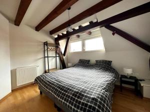 um quarto com uma cama em preto e branco e uma janela em Petite Etoile Cozy House em Marlenheim