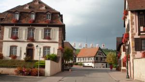 a street in a medieval town with buildings at Résidence de 80 m2 avec balcon & cour alsacienne - début Route des Vins in Marlenheim +2 photos