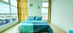 a bedroom with a bed in a room with windows at 3Rooms 2BR SUNWAY NEXIS KOTA DAMANSARA in Petaling Jaya