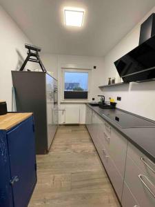 a large kitchen with a counter and a window at Zechenbude - Erlebe das Ruhrgebiet in Gladbeck