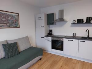 een woonkamer met een bank en een keuken bij Haus Muigg in Innsbruck