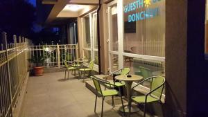 Balkón nebo terasa v ubytování Guest House Donchevi