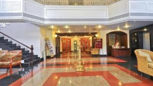Χώρος καθιστικού στο Holiday Hotel