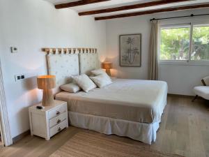 ein Schlafzimmer mit einem großen Bett und einem Fenster in der Unterkunft Casa Casabe in Ibiza-Stadt