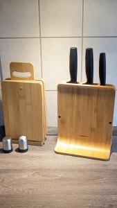 two wooden boxes sitting on the floor next to access at Ruhige, moderne Wohnung bei Darmstadt in Roßdorf in Roßdorf