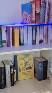 a book shelf filled with books at Ruhige, moderne Wohnung bei Darmstadt in Roßdorf in Roßdorf