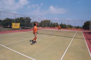 Tenis alebo squash v ubytovaní Hersonissos Village Hotel & Bungalows alebo jeho okolí