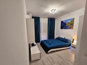 ChiajnaGarsoniera Residence Militari的带蓝色床和窗户的卧室