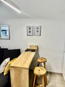 een woonkamer met een tafel en 2 krukken bij Marsonia apartments in Zagreb