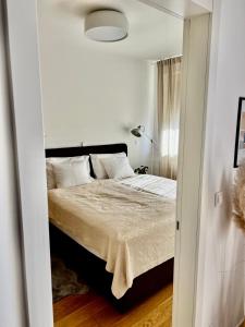 een slaapkamer met een bed in een kamer met een spiegel bij Marsonia apartments in Zagreb