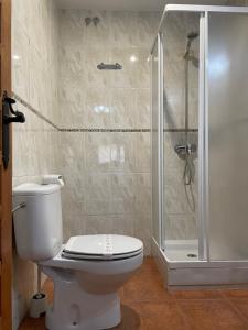 łazienka z toaletą i prysznicem w obiekcie Casa Rural Salinas de Armalla w mieście Arias