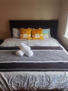 Una cama con dos toallas enrolladas. en Mt Eden Master Suite RM1, en Auckland