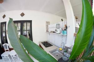 una cocina con fregadero en una habitación con una planta en Jepun Villas 11 - One Bedroom with kitchen, en Uluwatu