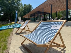 - deux chaises longues installées en face d'une piscine dans l'établissement Tente Lodge pour 5 personnes en bordure de la rivière Allier, à Saint-Yorre