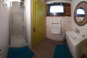 a bathroom with a green door and a sink at Agréable gite au calme in Marigny