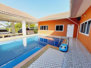 Bazén v ubytování P.House Chiangrai nebo v jeho okolí