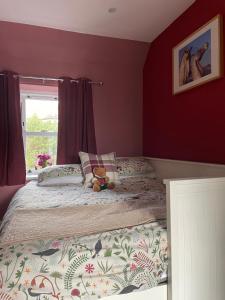 1 dormitorio con cama y ventana en Country home near the airport, en Edimburgo