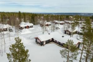 an aerial view of a house in the snow at Björnbyn in Sälen