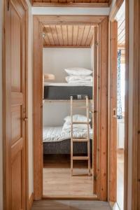 Zimmer mit 2 Etagenbetten in einem Haus in der Unterkunft Björnbyn in Sälen