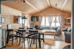 ein Esszimmer und ein Wohnzimmer mit einem Tisch und Stühlen in der Unterkunft Björnbyn in Sälen