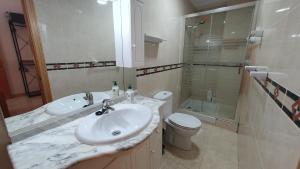 łazienka z umywalką i toaletą w obiekcie Rico Apartaments Ricosol w mieście Torrox Costa +37 zdjęć
