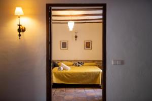 A bed or beds in a room at CASA NICOLE Naturaleza, Montañas y Piscina Privada en Alicante